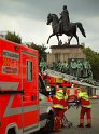 2 Denkmalkletterer hielten Feuerwehr und Polizei in Trapp Koeln Heumarkt P158